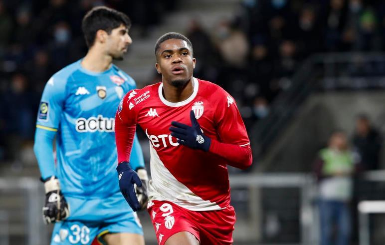 并在防守端 并在防守端